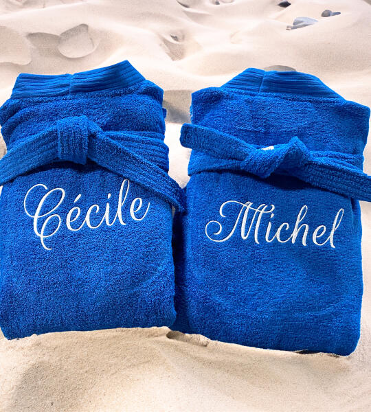 Classic badjas met kimonokraag – geborduurd